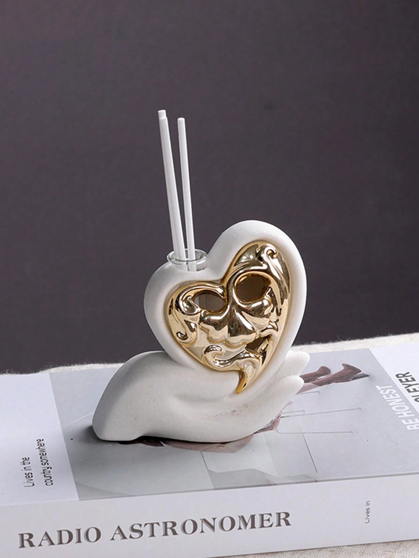 Elegant Beeld- Amour Sculpture